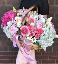 Цветочная композиция из Розы, Хризантемы, Пионы и Лизиантусы в корзине в Спас-Деменске