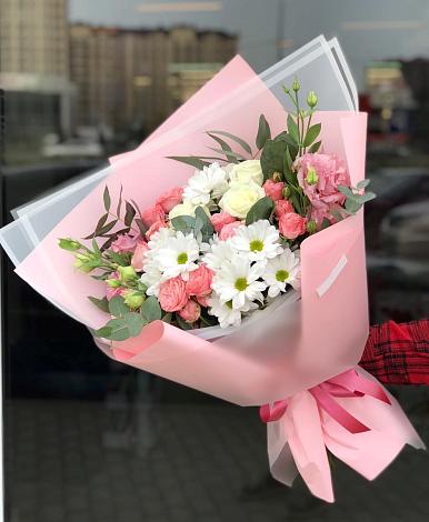 Букет цветов из: Розы, Лизиантусы и Хризантемы в Спас-Деменске